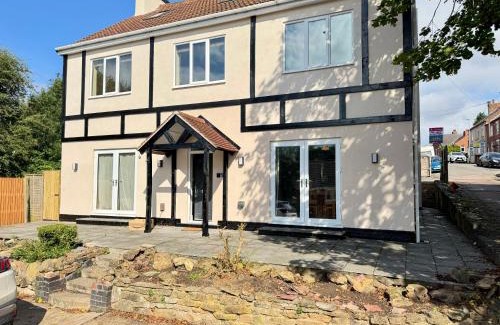 Sutton-in-Ashfield House | Spacious 6 Bedroom Home with Pool Table - Free Driveway Parking - 12 beds and 3 Bathrooms - Rustic Cottage Features