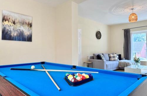 Sutton-in-Ashfield House | Spacious 6 Bedroom Home with Pool Table - Free Driveway Parking - 12 beds and 3 Bathrooms - Rustic Cottage Features