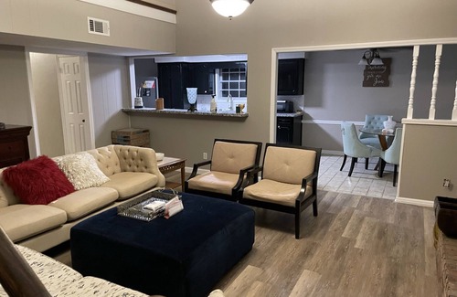 Orange House | Spacious 6-bedroom Home Perfect for Large Groups!