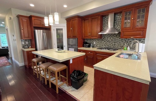 Northwest Edmonton House | Spacious 6-bedroom house in central Edmonton with AC, WiFi, Parking