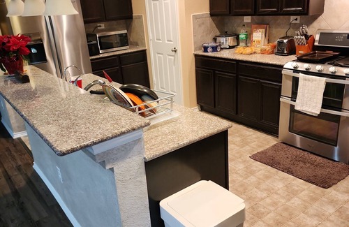 Converse House | Spacious 6-bedroom house in charming Converse with WiFi, AC