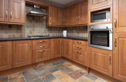 Kidbrooke with Hornfair House | Spacious 6 Bedroom House in Wricklemarsh, London