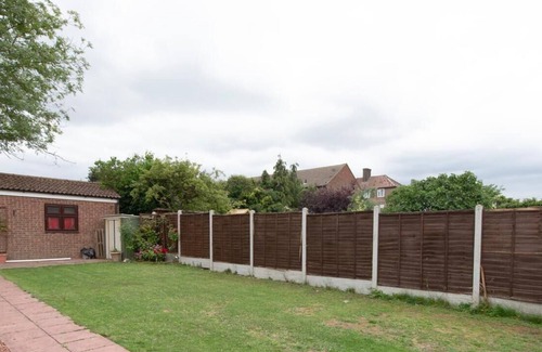 Kidbrooke with Hornfair House | Spacious 6 Bedroom House in Wricklemarsh, London