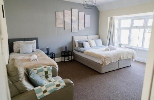 Dudley House | Spacious 6 bedroom House in Dudley with optional Nursery-Drive and Garage-Families and Contractors Welcome