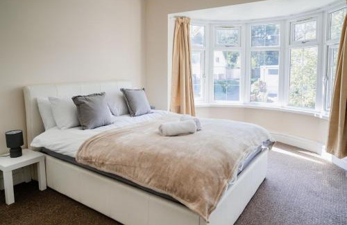 Dudley House | Spacious 6 bedroom House in Dudley with optional Nursery-Drive and Garage-Families and Contractors Welcome