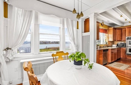 Minot House | Spacious 6-bedroom oceanfront house in awesome Scituate w spectacular views.