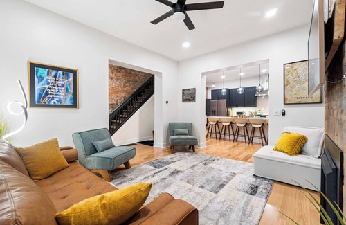 Bloomfield House | Spacious 6-Bedroom Retreat Near Pitt, CMU & Downtown Pittsburgh