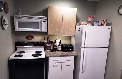 Medina Cabin | SPACIOUS 6-BEDROOM SINGLE LEVEL LODGE IN MEDINA, WIFI, AC, PARKING LOT, GARAGE