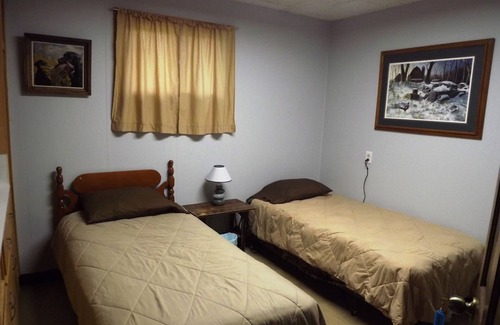 Medina Cabin | SPACIOUS 6-BEDROOM SINGLE LEVEL LODGE IN MEDINA, WIFI, AC, PARKING LOT, GARAGE