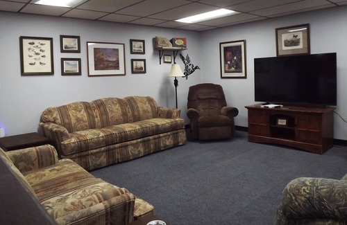 Medina Cabin | SPACIOUS 6-BEDROOM SINGLE LEVEL LODGE IN MEDINA, WIFI, AC, PARKING LOT, GARAGE