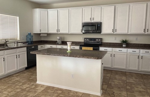 Mission Valley House | Spacious 6-bedroom ,4 bath house in awesome Casa Grande with WiFi, AC !