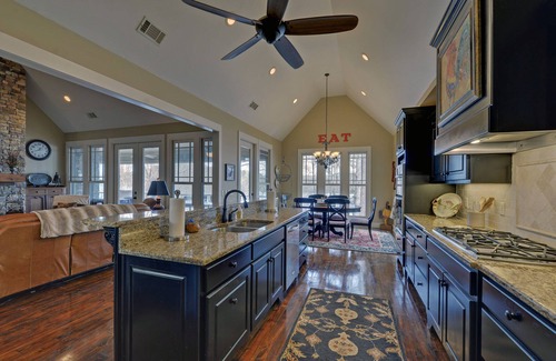 Toccoa House | Spacious 7-bedroom lakefront at Currahee Club