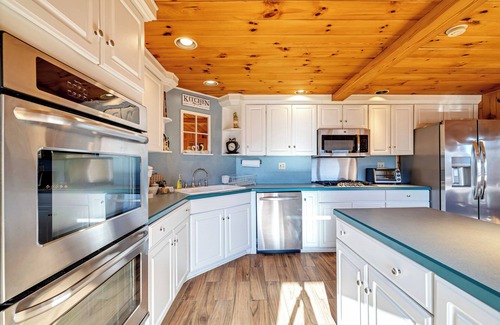 Aquashicola Cabin | Spacious 8BD/7BA bed&breakfast on Beltzville Lake in Southern Poconos