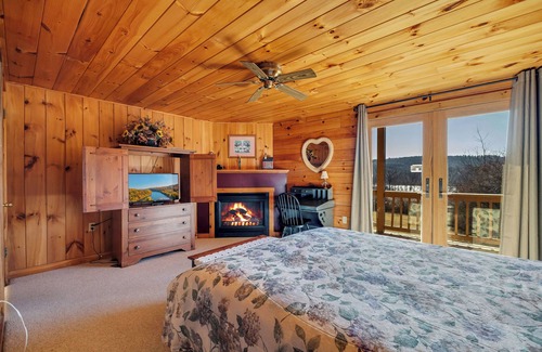Aquashicola Cabin | Spacious 8BD/7BA bed&breakfast on Beltzville Lake in Southern Poconos