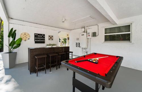 Davie House | Spacious 8BR w Guesthouse POOL Tons of Games