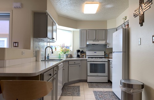 Southside Apartment | Spacious 950 sq ft 2 BR 1.7BA w/yard (Remodeled)