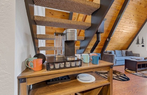 Kachina Village Apartment | Spacious A-frame Pines Cabin 12 Beds Loft Game Room