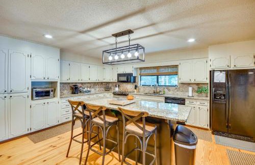 Alexander City House | Spacious Alexander City Retreat with Private Dock!