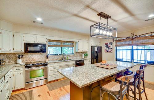 Alexander City House | Spacious Alexander City Retreat with Private Dock!