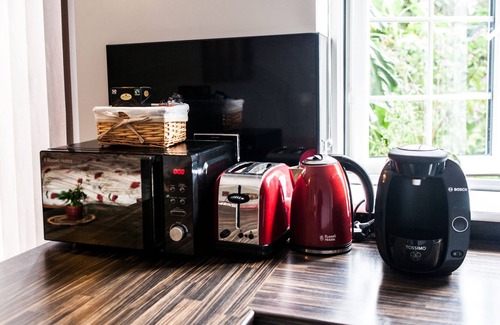 Dartford Apartment | Spacious and beautifully presented apartment, close to heath and lake