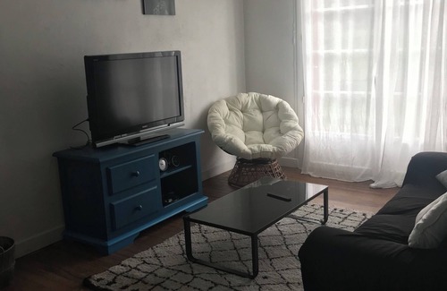 Mugron Apartment | Spacious and bright apartment Pleasant terrace Large living room