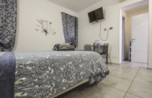 Porotto House | Spacious and bright gray room in country setting with pool