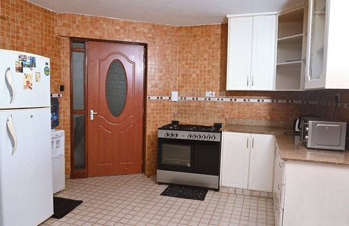 Kilimani Apartment | Spacious and comfy 4-BR quite & secure apartment in Kileleshwa Nairobi with WiFi