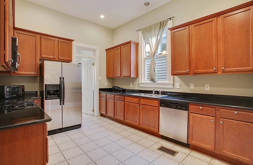 West Riverside House | Spacious and Comfy, Walk to Whole Foods, bars and shops, sleeps 12