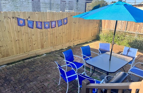 West Riverside House | Spacious and Comfy, Walk to Whole Foods, bars and shops, sleeps 12