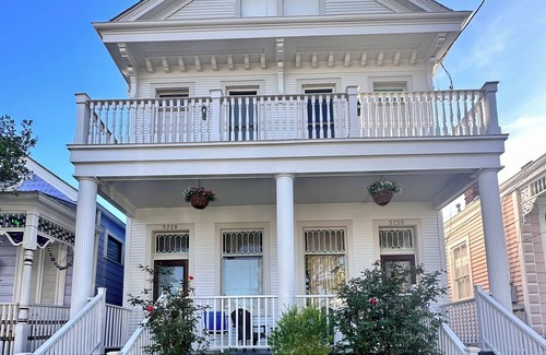 West Riverside House | Spacious and Comfy, Walk to Whole Foods, bars and shops, sleeps 12