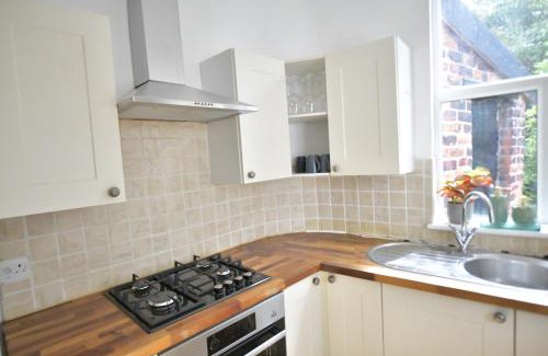 Offerton Park House | Spacious and Cosy Double Room Stockport