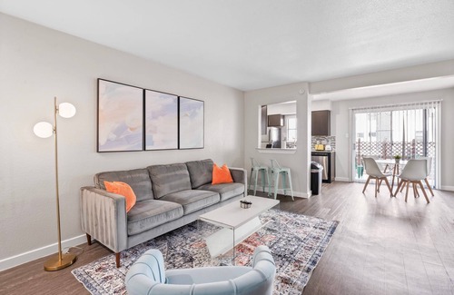 Riverside Apartment | Spacious and Cozy King Bed 2BR Suite 5 Min to DT