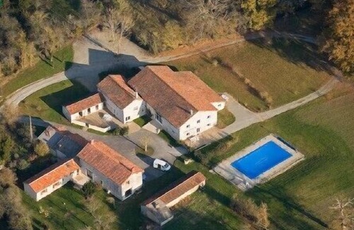 Usson-du-Poitou Cottage | SPACIOUS AND FRIENDLY LODGING IN FRAMEWORK CHAMPETRE