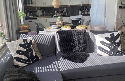 Liljeholmen - Hagersten Apartment | Spacious and Homely Apartment with Patio. Family friendly. Pets Allowed!
