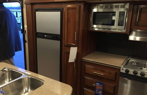 Hollister House | Spacious and Luxurious 37 ft Rv Trailer