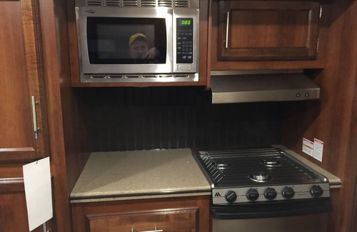 Hollister House | Spacious and Luxurious 37 ft Rv Trailer