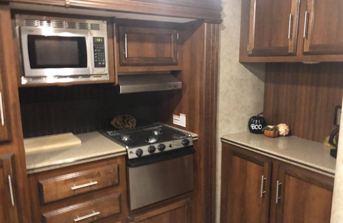Hollister House | Spacious and Luxurious 37 ft Rv Trailer