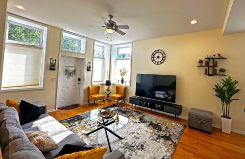 West Town Apartment | Spacious and Modern 3BD 2BA Home- Garage Parking!