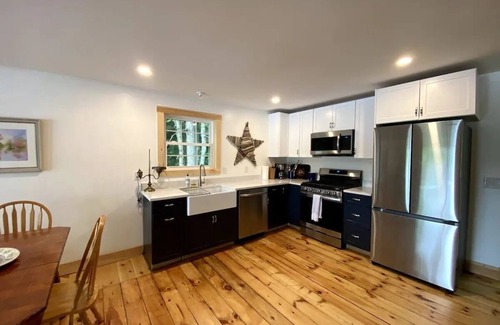 Raymond Cottage | Spacious and Relaxing New England Lakeside Getaway
