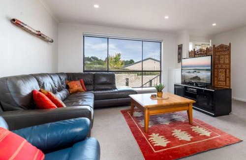 Cook House | Spacious and Restful Holiday Home with Backyard