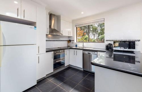 Cook House | Spacious and Restful Holiday Home with Backyard