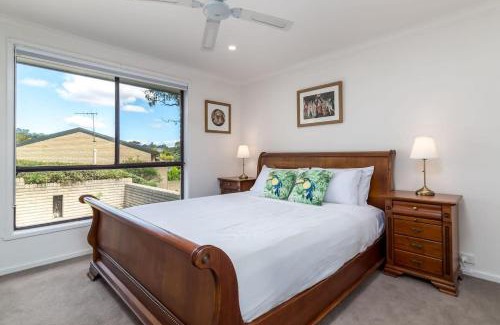 Cook House | Spacious and Restful Holiday Home with Backyard