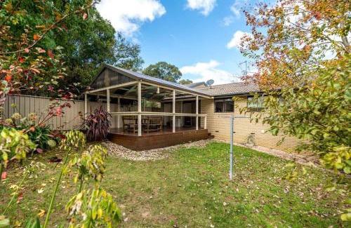 Cook House | Spacious and Restful Holiday Home with Backyard