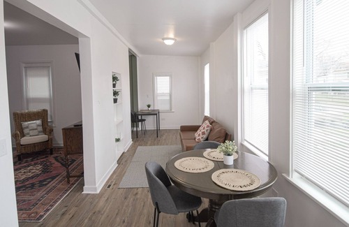 Waukegan House | Spacious and Trendy 5 Bedroom near Great Lakes and Six Flags