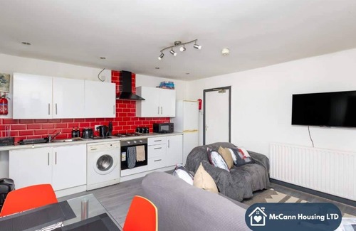 Leeds House | Spacious Apartment | Complimentary Parking | Close to Hyde Park