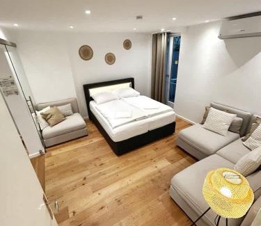 Rotherbaum Apartment | Spacious Apartment for 12 in Hamburg