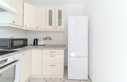 Bron Apartment | Spacious Apartment for 8 People - Bron Grand Clement