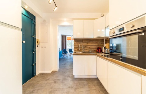 Bron Apartment | Spacious Apartment for 8 with Balcony in Bron