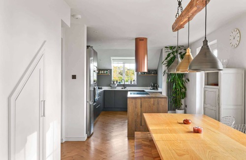 Totnes Condo | Spacious Apartment, Garden & Private Parking