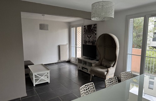 Yves Farge - Le Fleuve Apartment | Spacious apartment with balcony